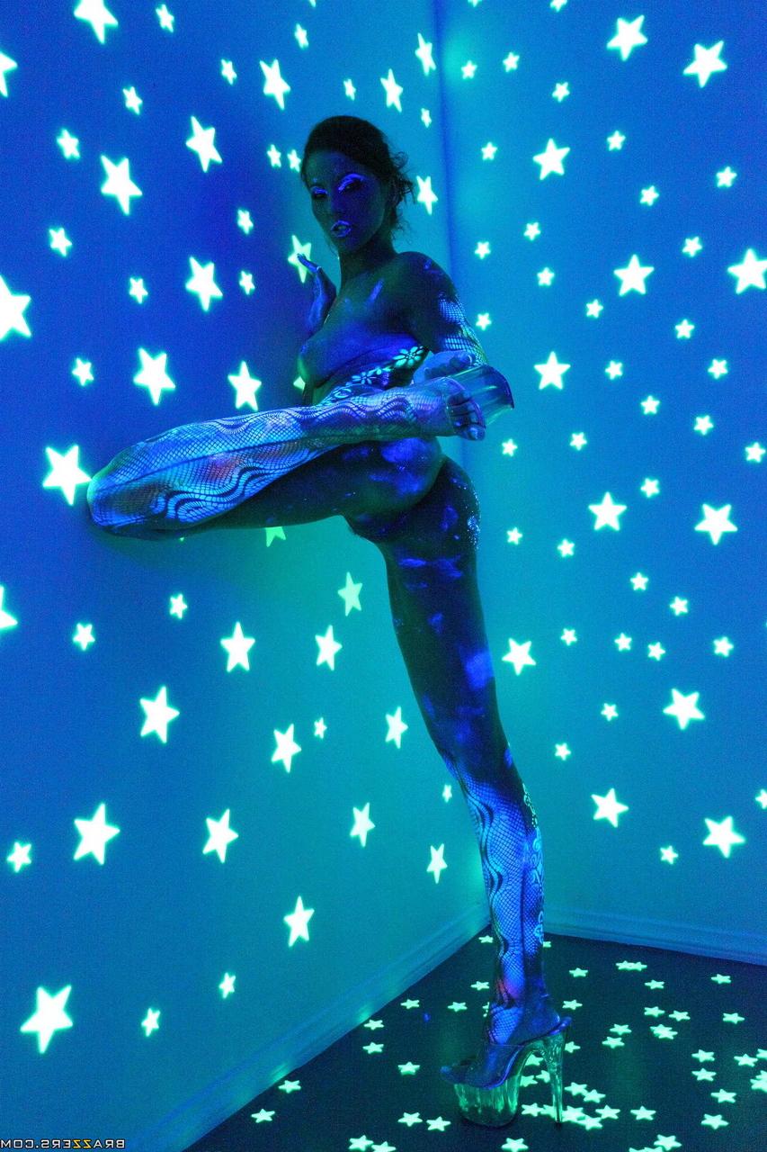 20P Das heiße Solo-Girl Angel Dark posiert nackt und mit Körperbemalung in einem dunklen Raum