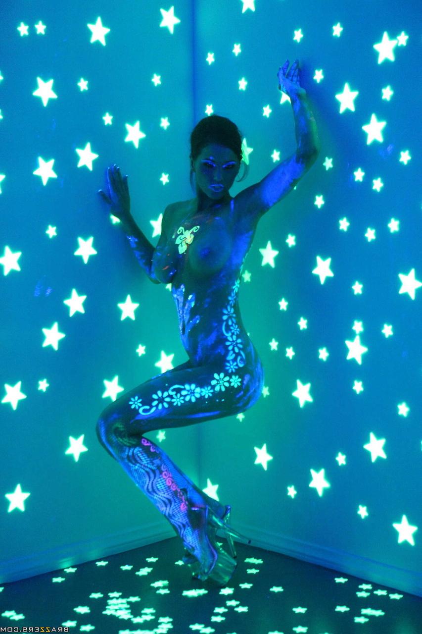 20P Das heiße Solo-Girl Angel Dark posiert nackt und mit Körperbemalung in einem dunklen Raum