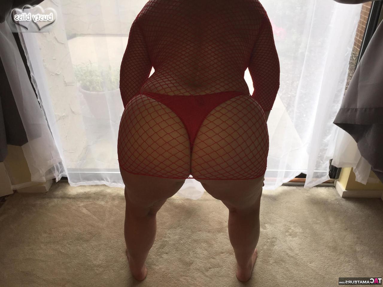 20P A senhora madura Busty Bliss exibe seus grandes seios naturais em um vestido de malha