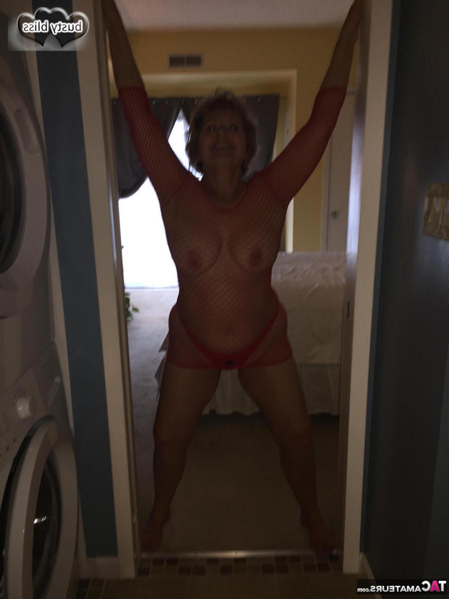 20P A senhora madura Busty Bliss exibe seus grandes seios naturais em um vestido de malha