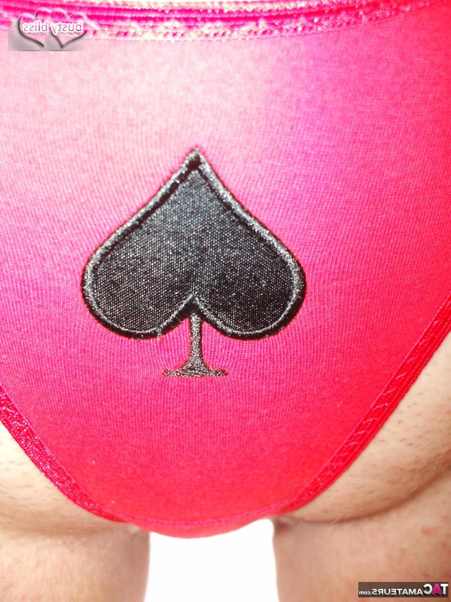 20P A senhora madura Busty Bliss exibe seus grandes seios naturais em um vestido de malha