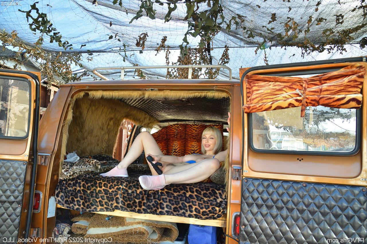 20P La jolie fille Jessica montre ses gros seins et se masturbe dans une camionnette.