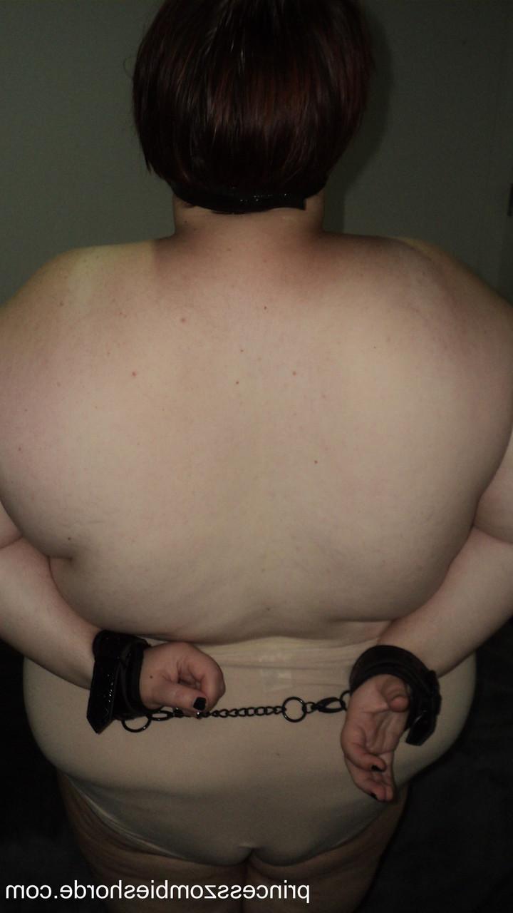 15P LaLa Delilah, grosse et soumise, mature, serre ses gros seins pendant qu'elle est menottée.