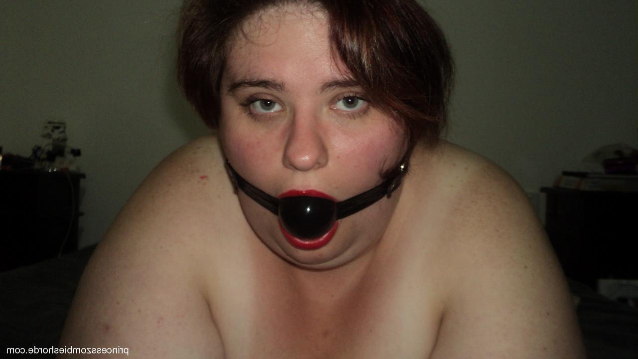 15P LaLa Delilah, grosse et soumise, mature, serre ses gros seins pendant qu'elle est menottée.