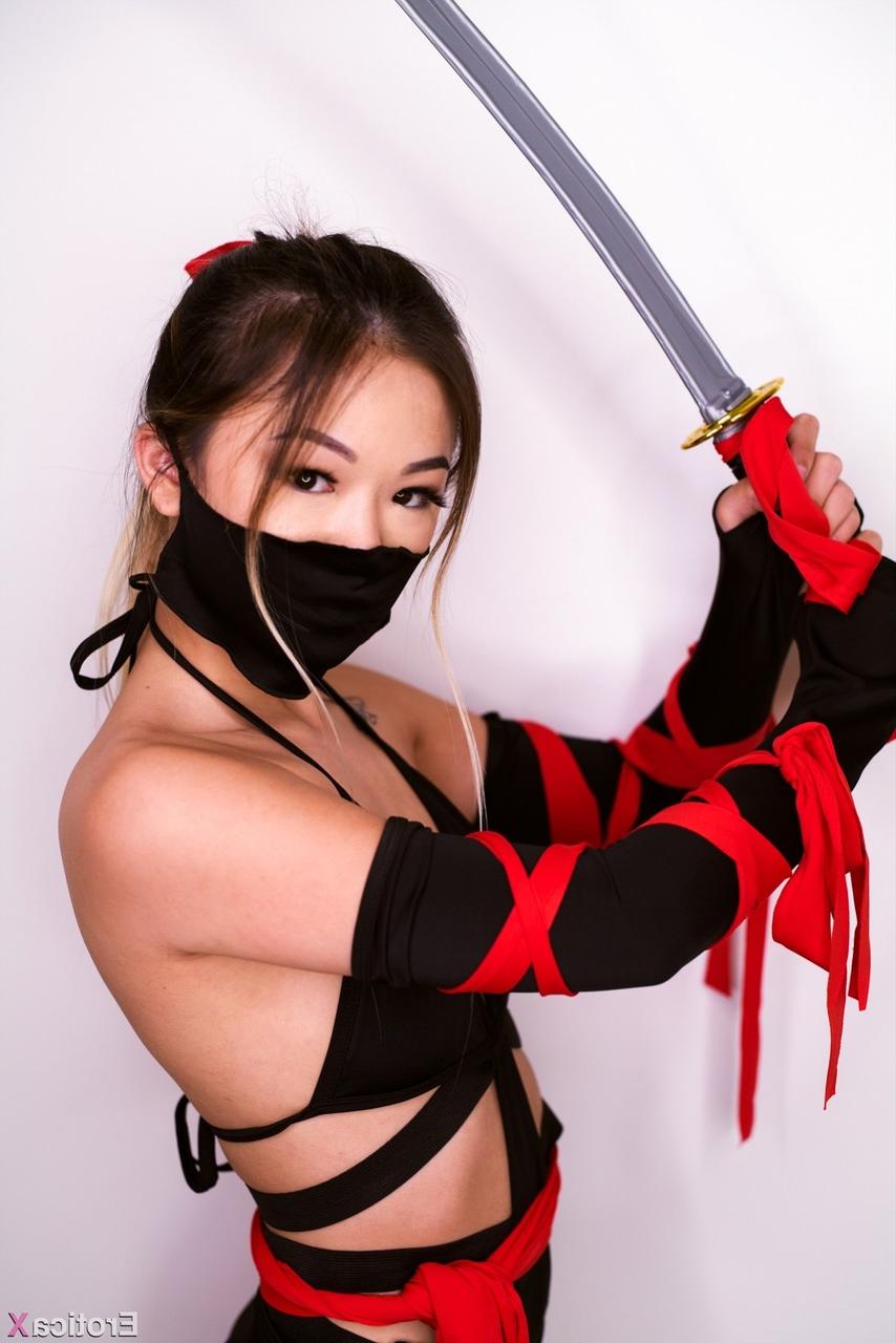 15P A pequena adolescente asiática Lulu Chu empunha uma espada de samurai antes de foder
