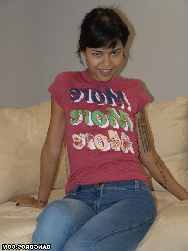 20P Der brünette Pornostar Dana Vespoli entblößt ihre Figur und gibt einen Handjob im POV