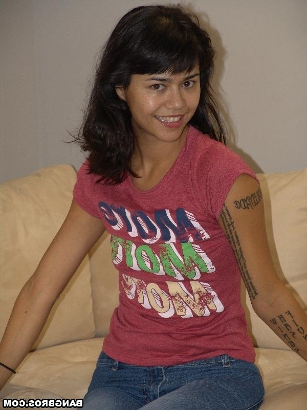 20P Der brünette Pornostar Dana Vespoli entblößt ihre Figur und gibt einen Handjob im POV