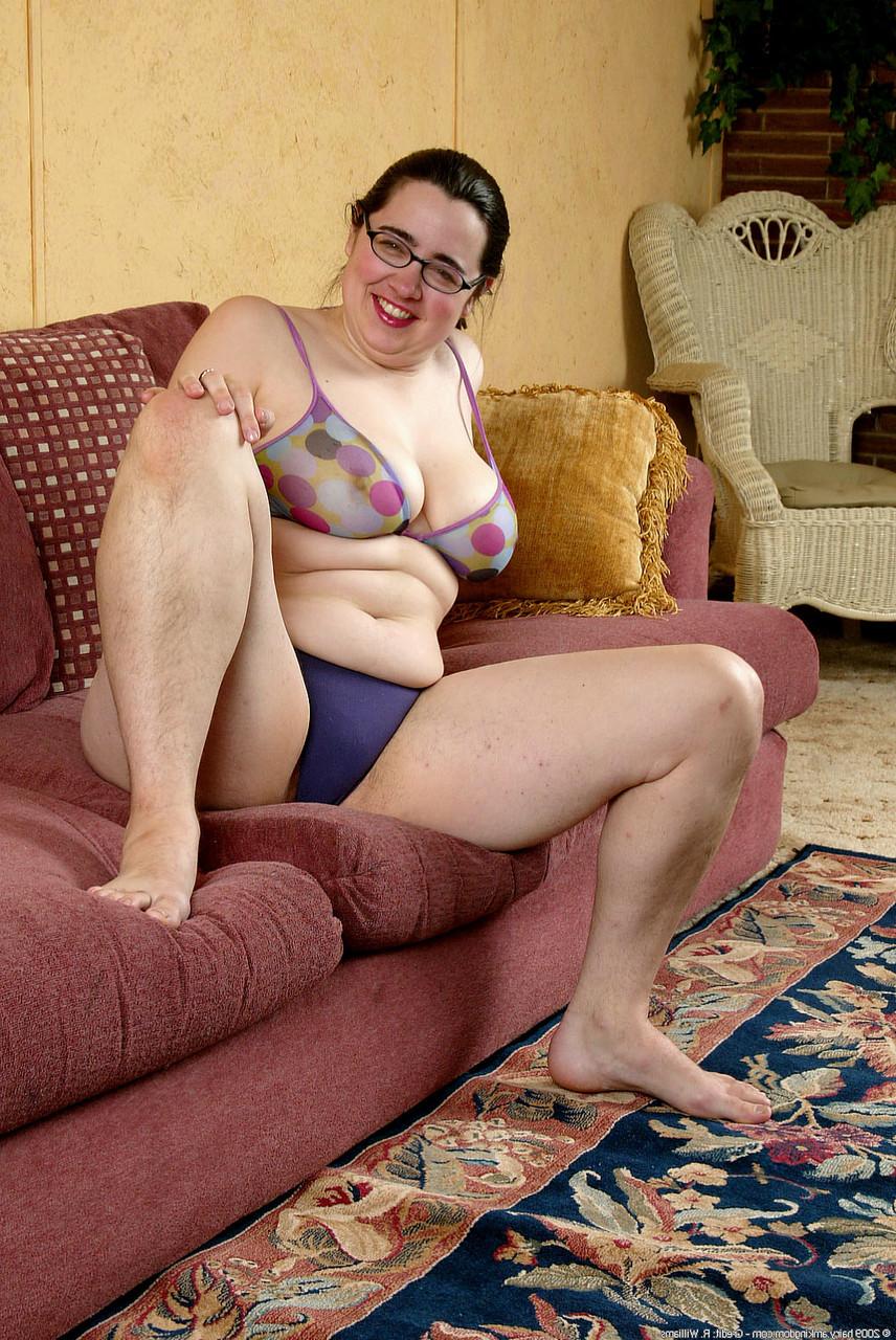 20P Amateur-Teenie mit Brille Cori zeigt ihren fetten Körper und spielt mit ihrer haarigen Muschi