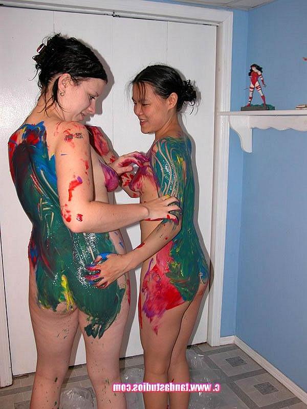 20P Colette et Marie Matthews, grosses lesbiennes, se peignent mutuellement leurs corps nus.
