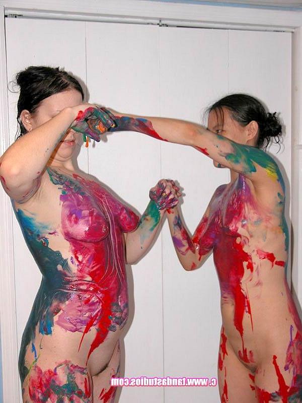 20P Colette et Marie Matthews, grosses lesbiennes, se peignent mutuellement leurs corps nus.