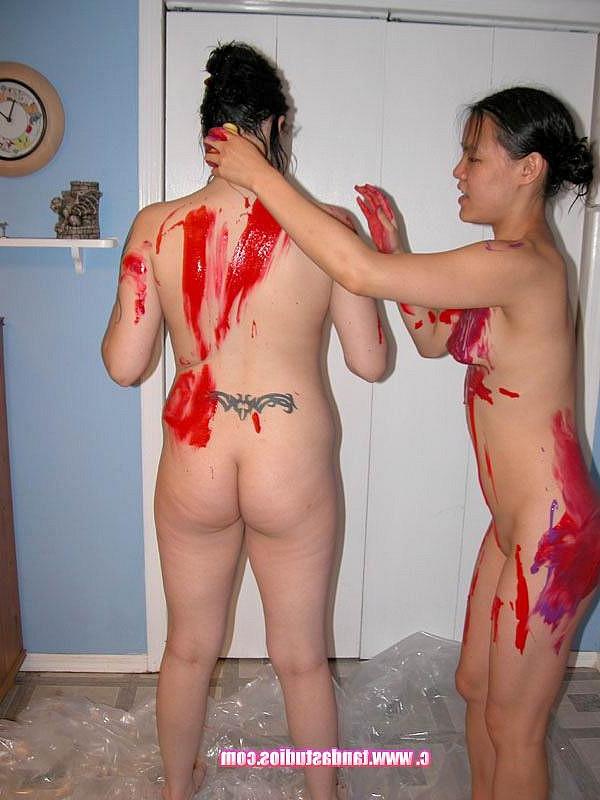 20P Colette et Marie Matthews, grosses lesbiennes, se peignent mutuellement leurs corps nus.