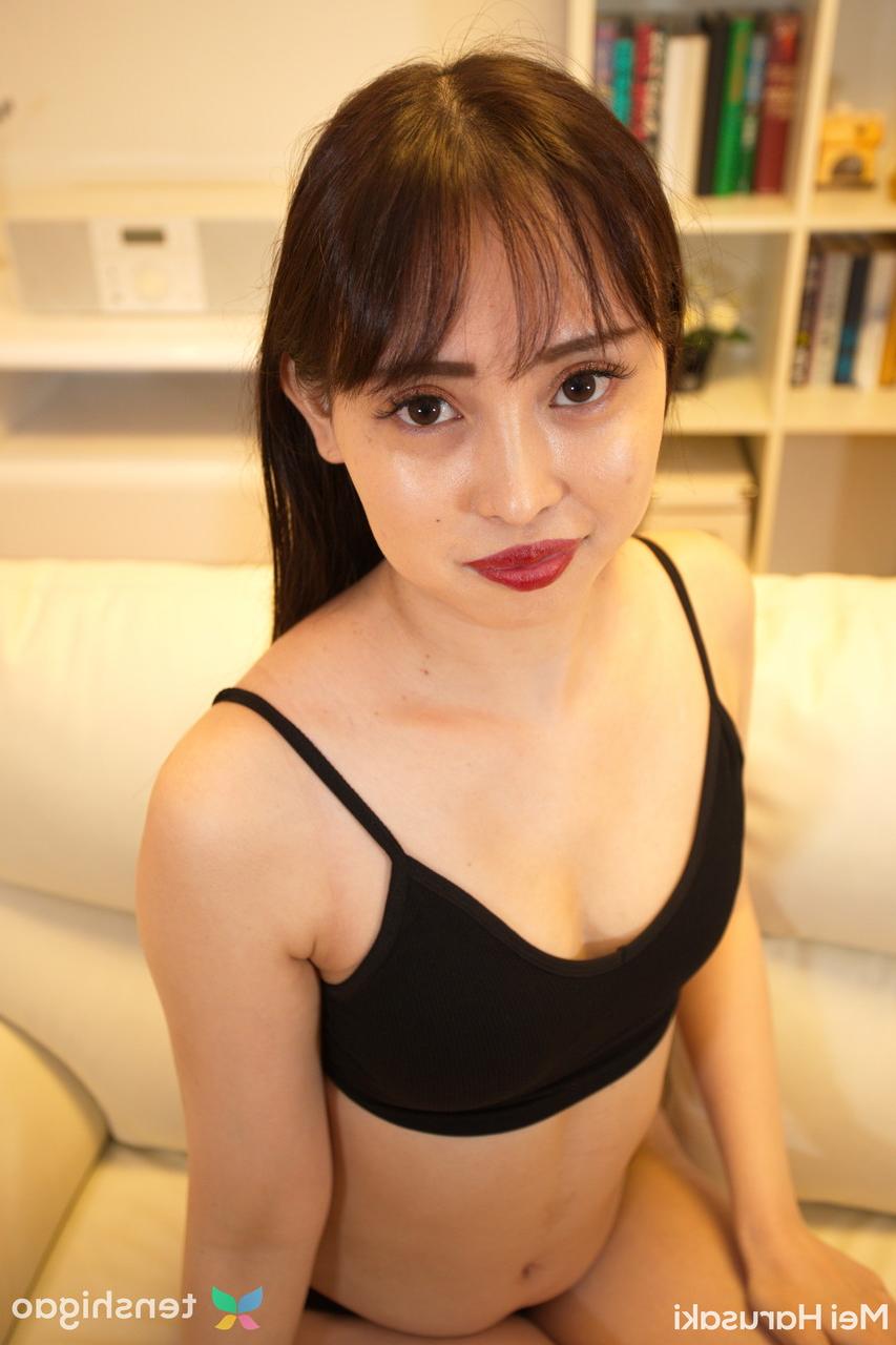 15P La jeune asiatique Mei Harusaki libère un sein et son arraché de vêtements noirs.