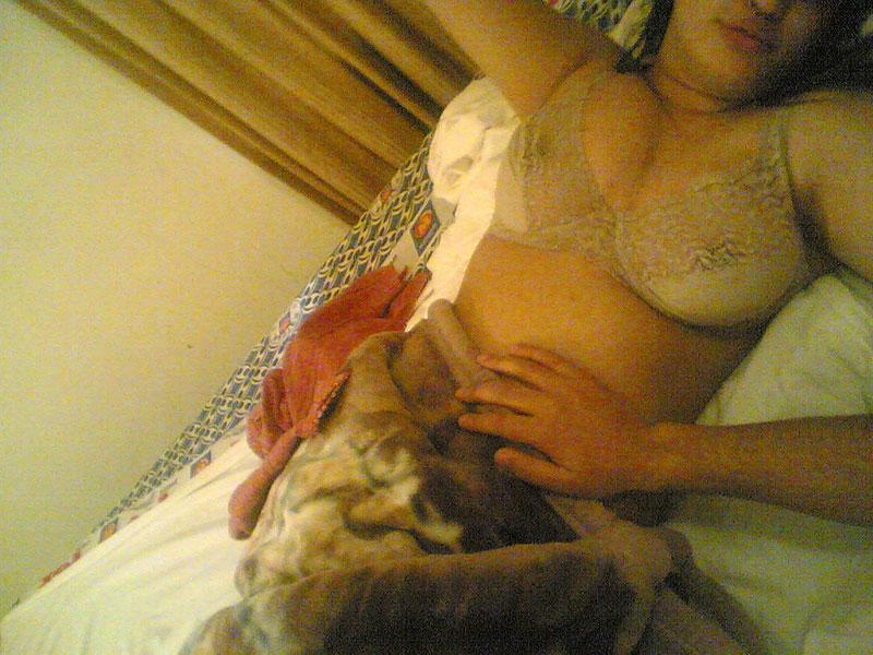 10P India gordita muestra sus grandes tetas naturales con gafas