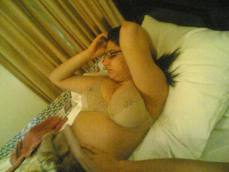 10P India gordita muestra sus grandes tetas naturales con gafas