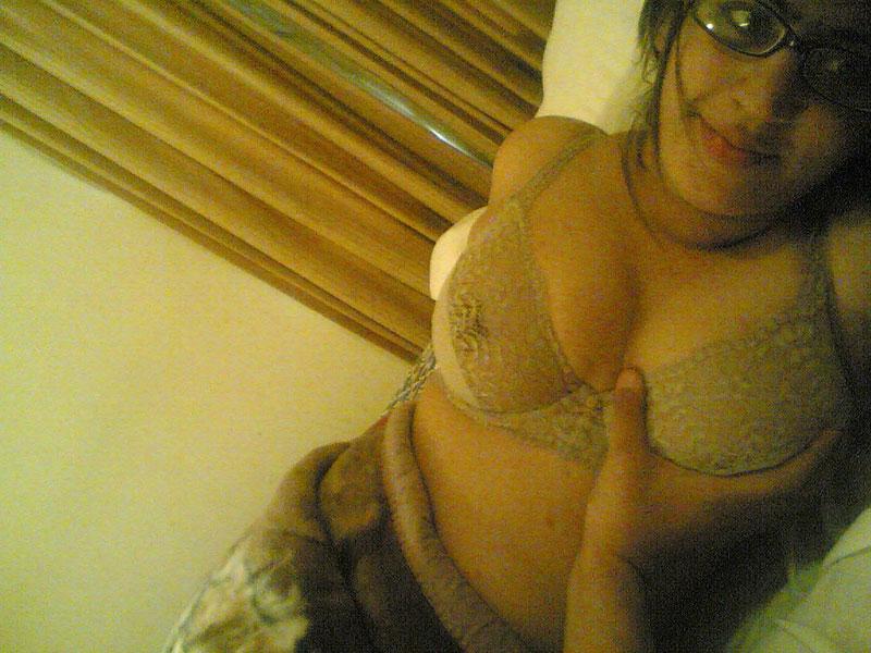 10P India gordita muestra sus grandes tetas naturales con gafas