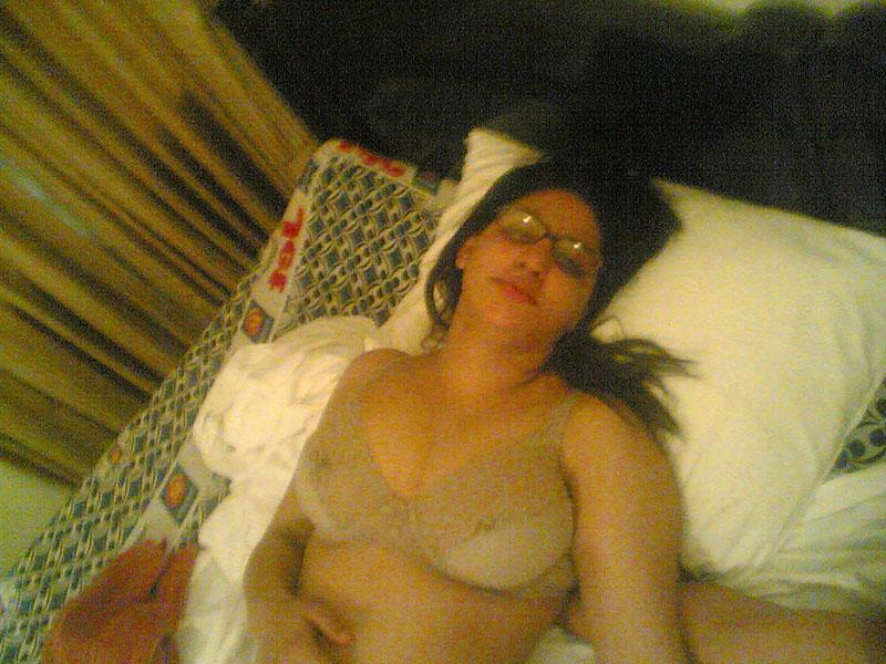 10P India gordita muestra sus grandes tetas naturales con gafas