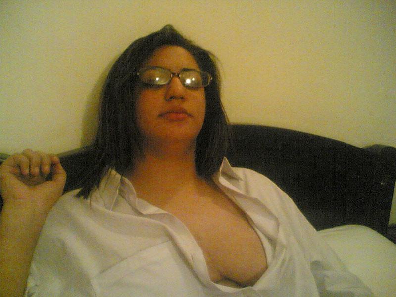 10P India gordita muestra sus grandes tetas naturales con gafas