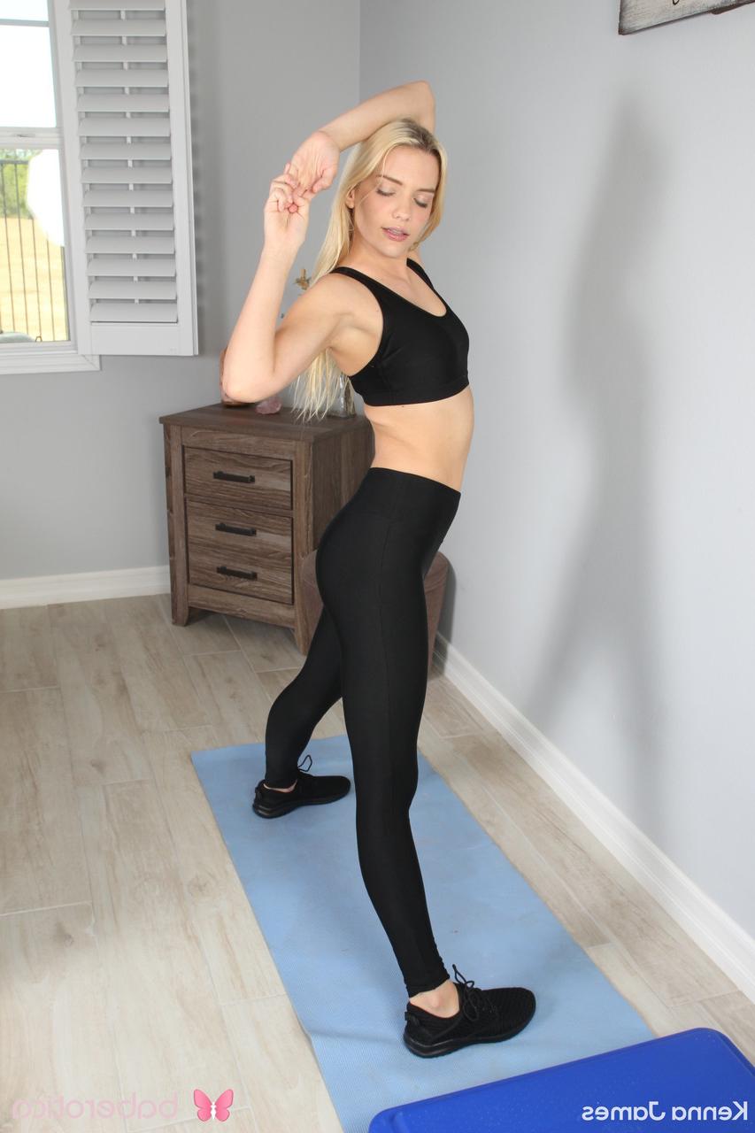 20P Das fitte Babe Kenna James zieht sich aus und posiert nackt, während sie sich auf einer Yogamatte dehnt