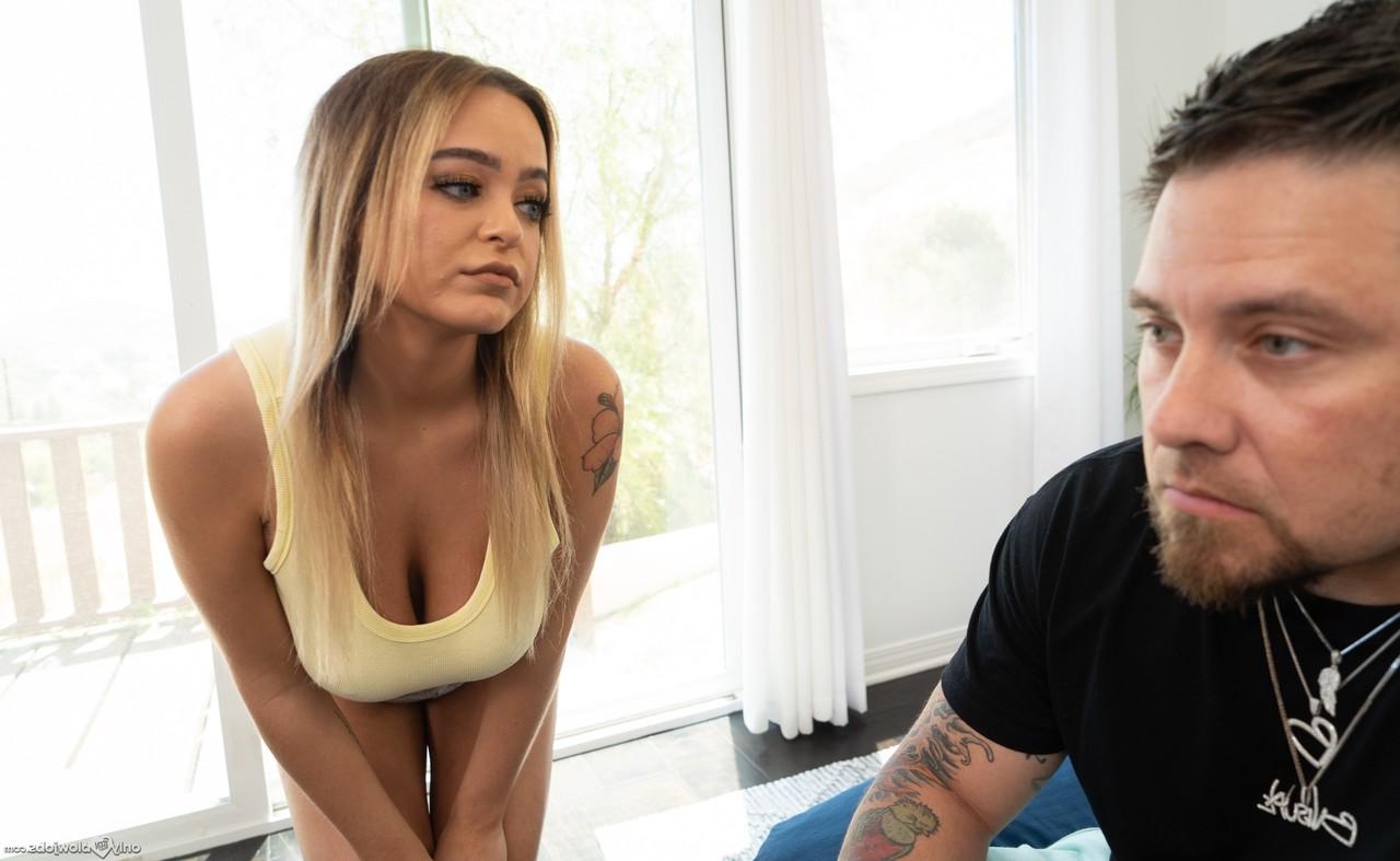 20P La blonde bien roulée Katy Jayne expose ses incroyables gros seins et suce en POV.