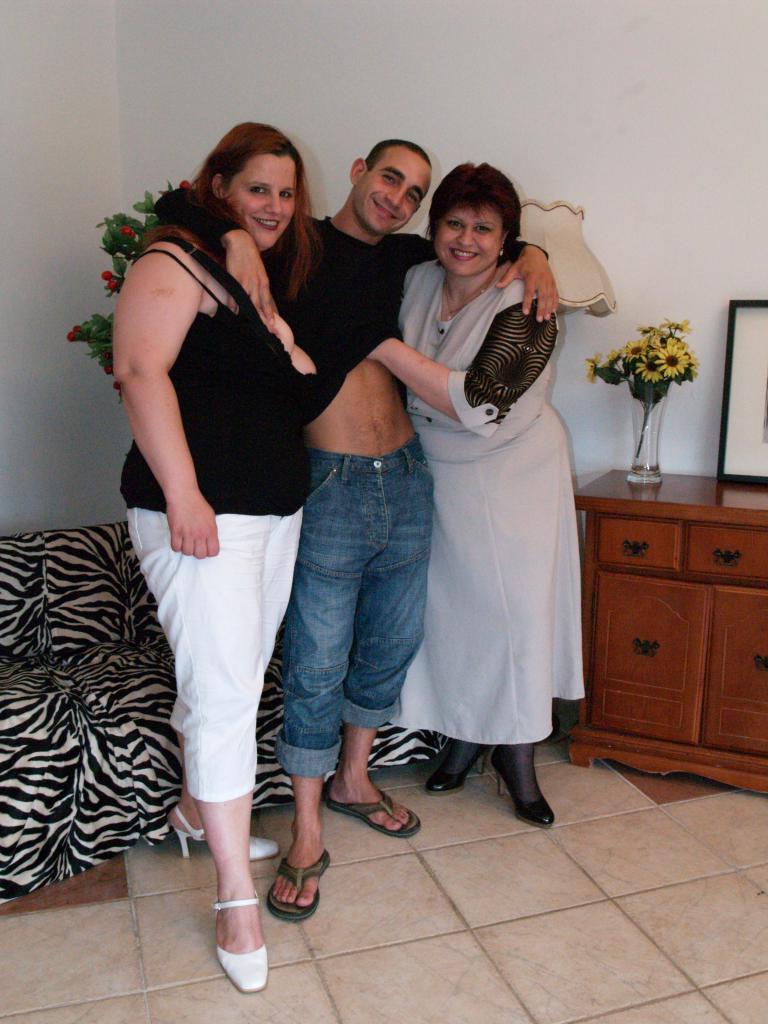 18P Übergewichtige Frauen haben einen Dreier mit einem dünnen jungen Mann auf einem Sofa