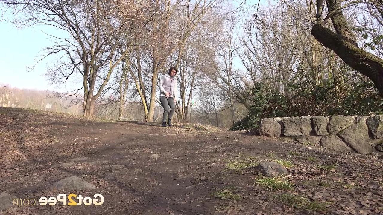 15P A garota caucasiana Lara Fox faz xixi no topo de um muro de contenção de pedra no país