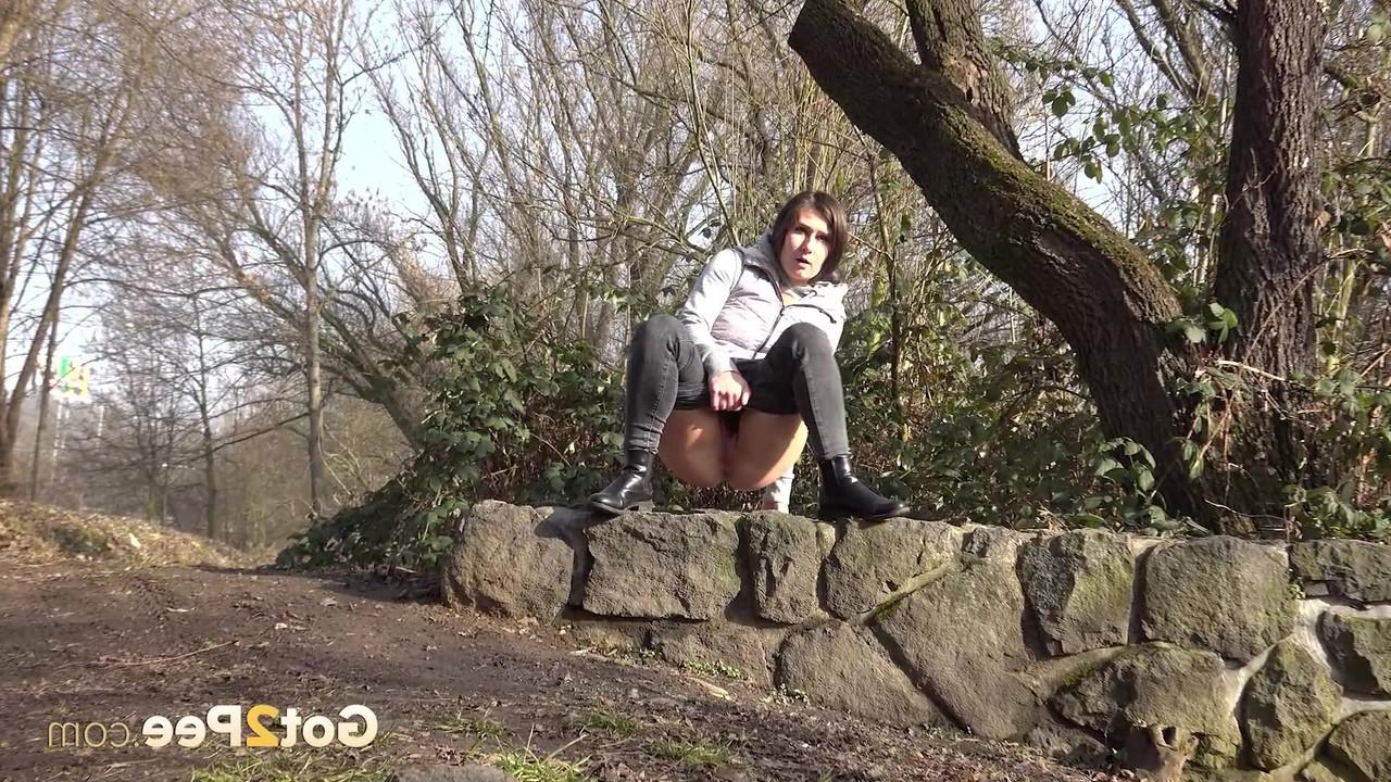15P A garota caucasiana Lara Fox faz xixi no topo de um muro de contenção de pedra no país