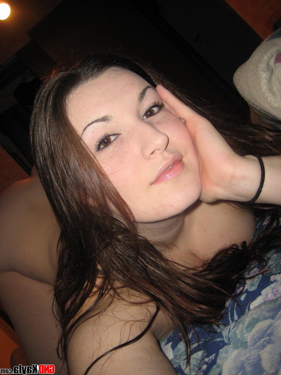 12P Chica amateur con pechos grandes se toma fotos en un espejo