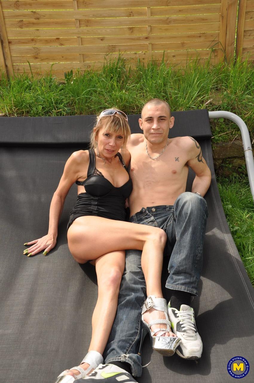 20P A gostosa francesa MILF Shana Mour fica selvagem e suja com um jovem ao ar livre