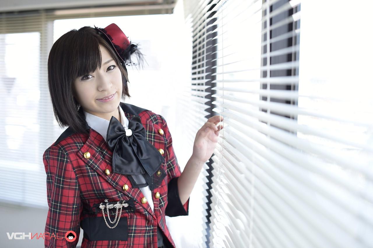 15P Die sexy Japanerin Ruri Narumiya zieht ihre schwarzen Overknee-Strümpfe aus