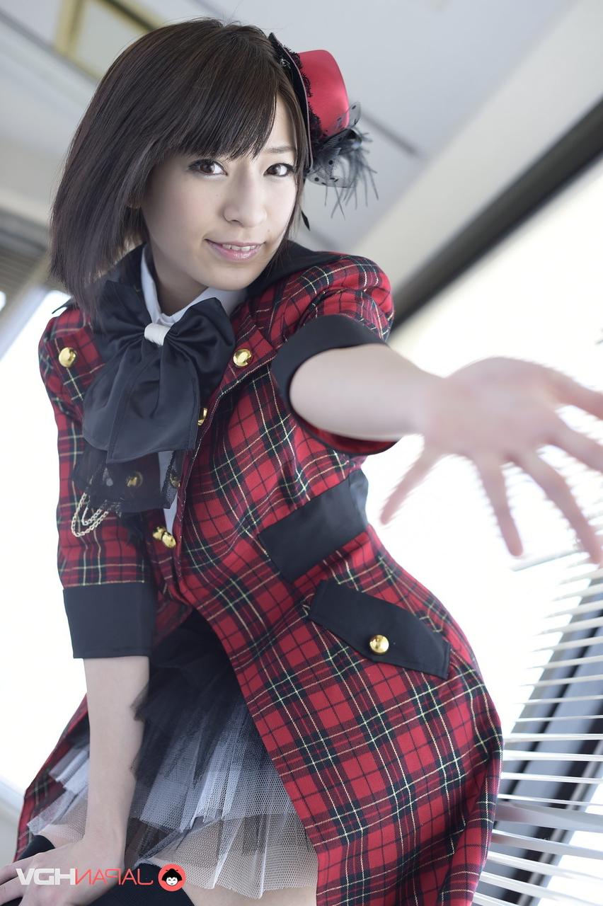 15P Die sexy Japanerin Ruri Narumiya zieht ihre schwarzen Overknee-Strümpfe aus