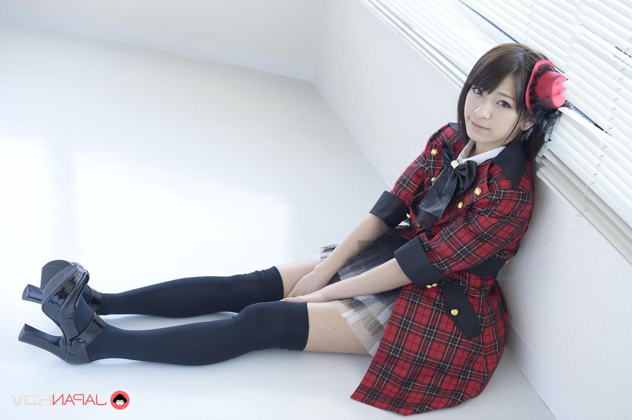 15P Die sexy Japanerin Ruri Narumiya zieht ihre schwarzen Overknee-Strümpfe aus