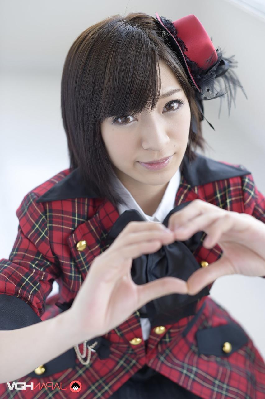 15P Die sexy Japanerin Ruri Narumiya zieht ihre schwarzen Overknee-Strümpfe aus