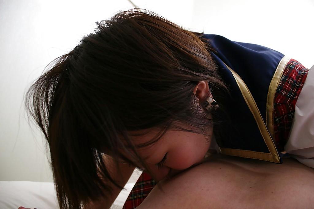 16P Mayu Nakane, une jeune asiatique potelée, suce et se fait démonter la chatte poilue.