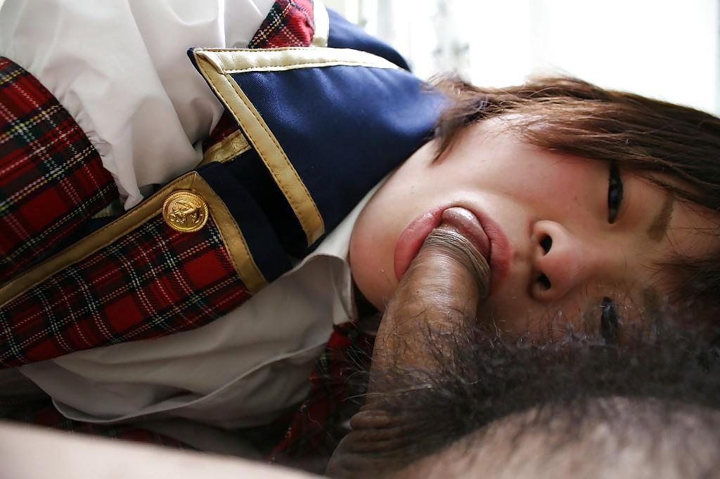 16P Mayu Nakane, une jeune asiatique potelée, suce et se fait démonter la chatte poilue.
