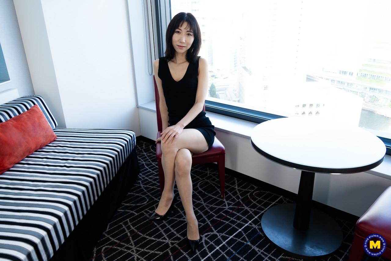 20P As lésbicas japonesas Ai Nakamori e Kayo Miura tiram a lingerie e se abraçam