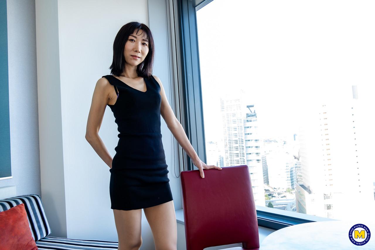 20P As lésbicas japonesas Ai Nakamori e Kayo Miura tiram a lingerie e se abraçam