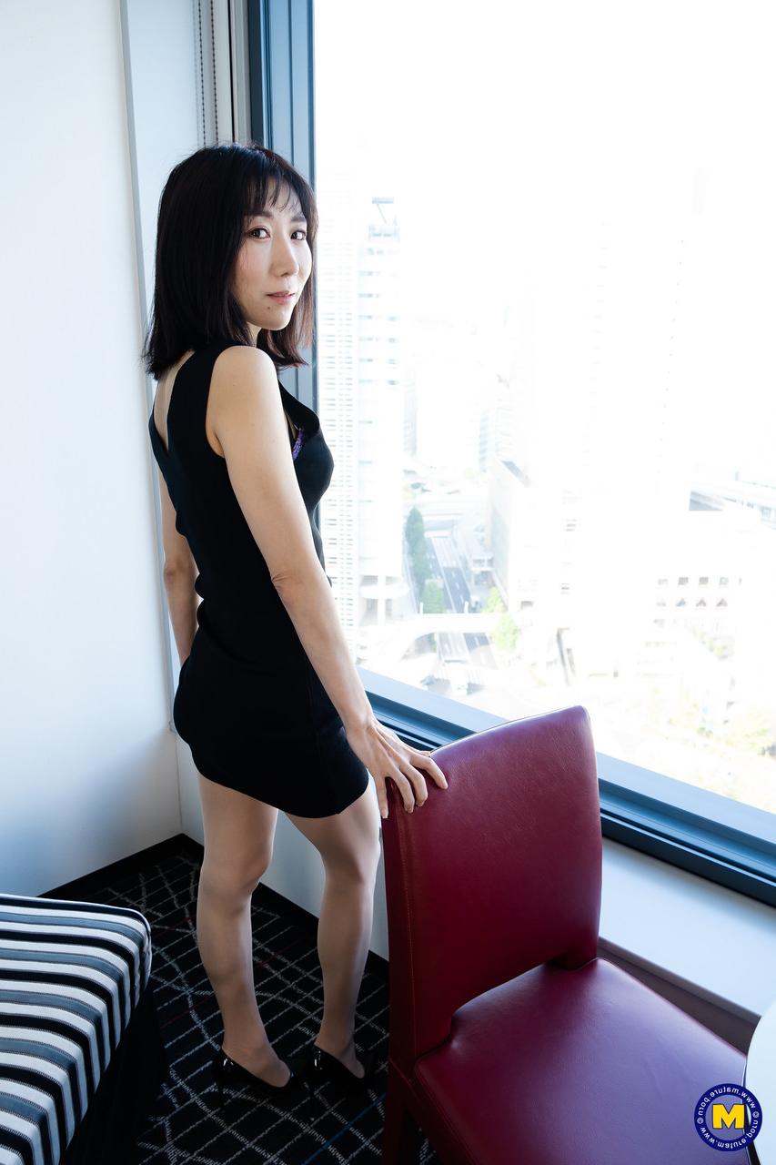20P As lésbicas japonesas Ai Nakamori e Kayo Miura tiram a lingerie e se abraçam