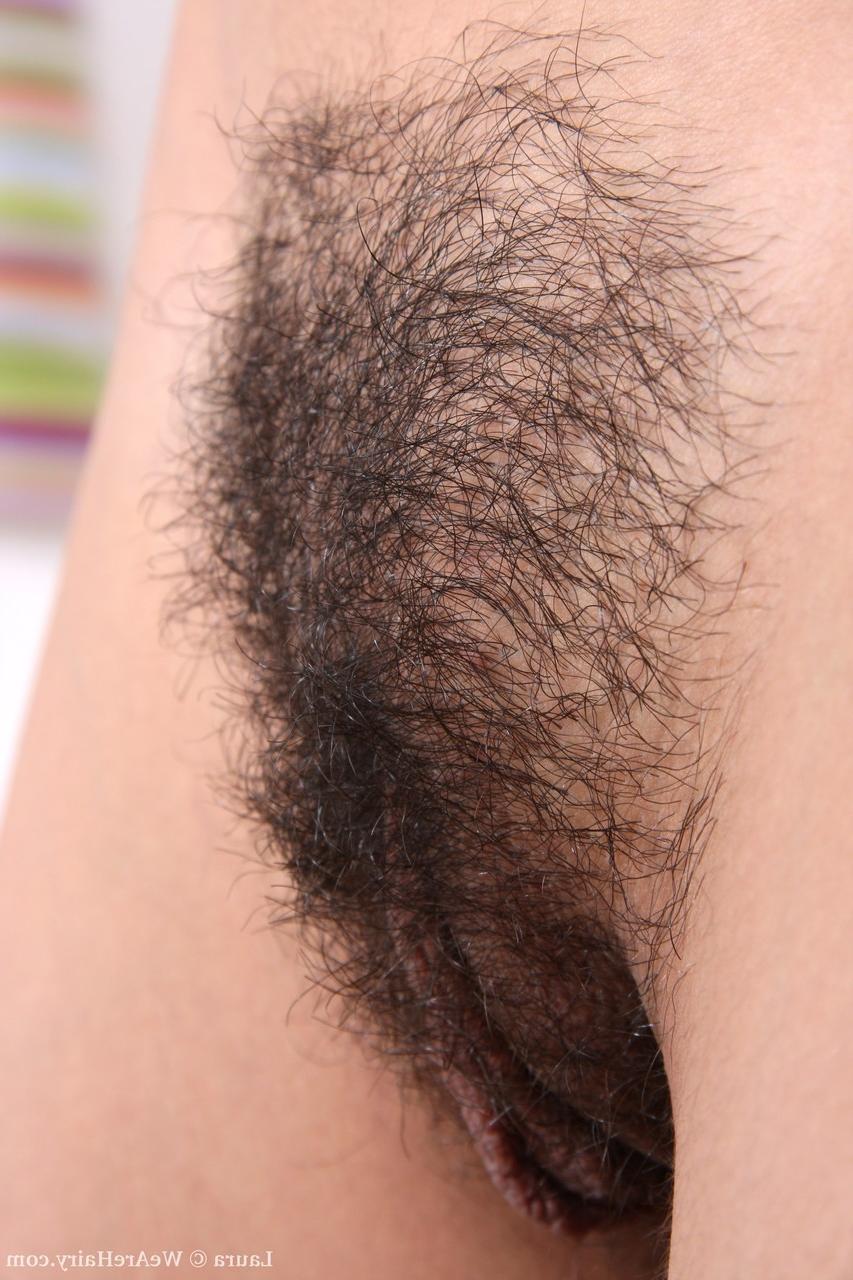 17P Une femme brune mince libère tout son buisson de sa jupe et de ses collants.