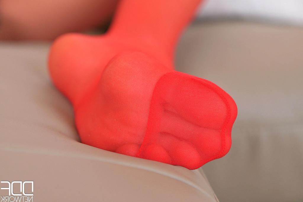 16P Das schöne Solo-Mädchen Roxy Dee steckt ihre Finger in roten Strumpfhosen in ihre Muschi