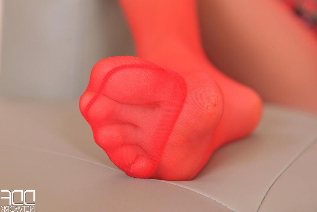16P Das schöne Solo-Mädchen Roxy Dee steckt ihre Finger in roten Strumpfhosen in ihre Muschi