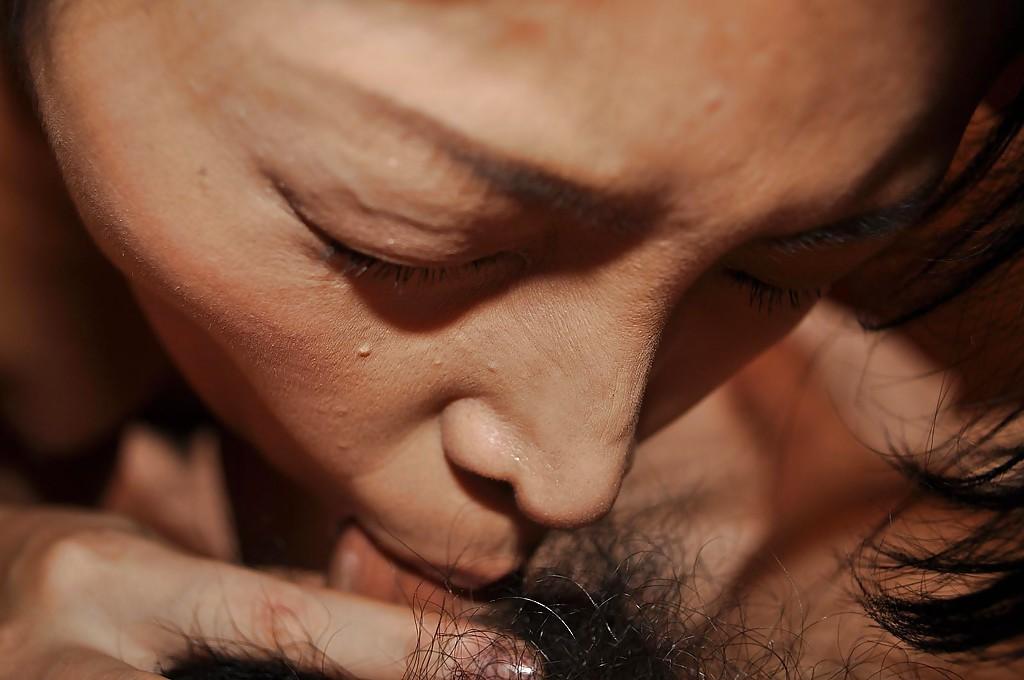 16P Mayu Yamano fait une pipe avec léchage de couilles et se fait baiser à fond.