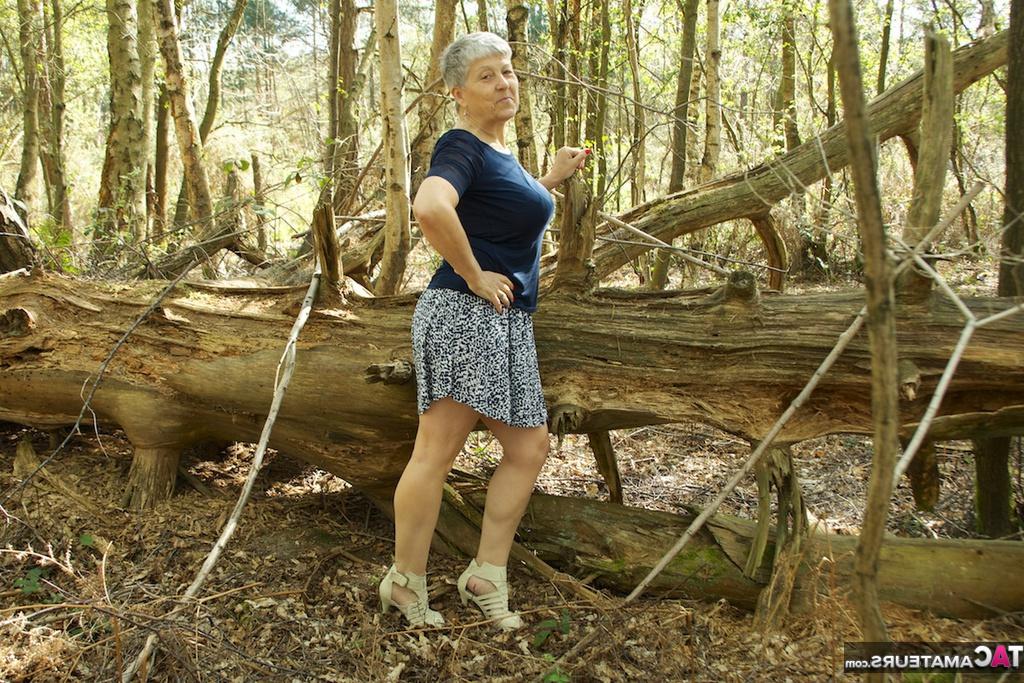 20P A ousada vovó Savana mostra seus enormes seios flácidos na floresta