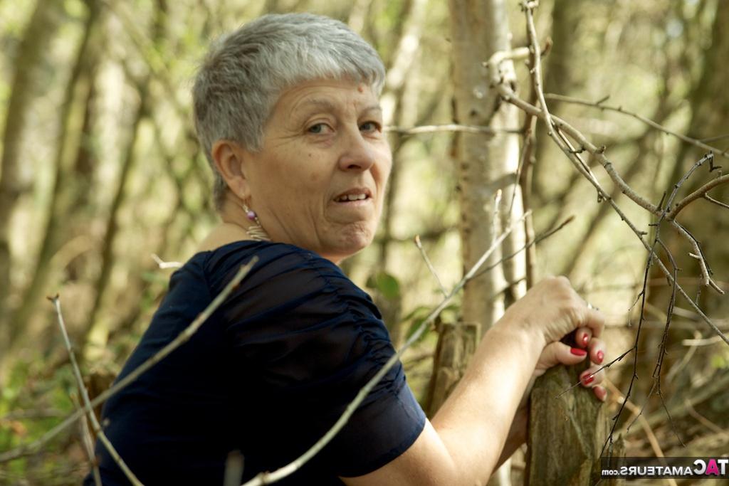 20P A ousada vovó Savana mostra seus enormes seios flácidos na floresta