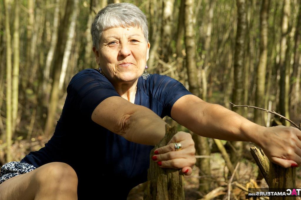 20P A ousada vovó Savana mostra seus enormes seios flácidos na floresta