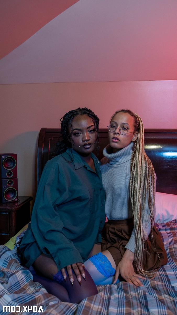 20P As meninas negras Rose Glitch e Cherry Glazed tiram suas roupas íntimas e meias