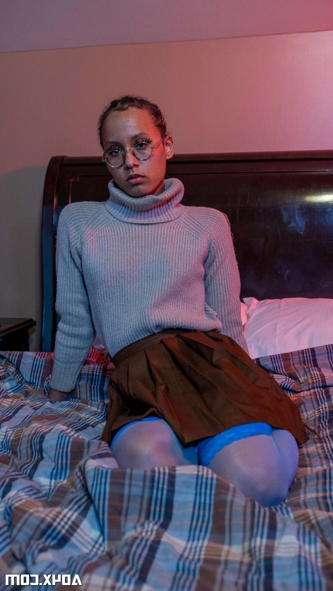 20P As meninas negras Rose Glitch e Cherry Glazed tiram suas roupas íntimas e meias