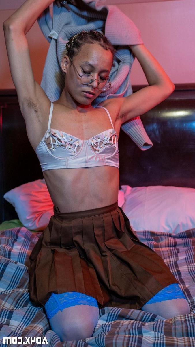 20P As meninas negras Rose Glitch e Cherry Glazed tiram suas roupas íntimas e meias