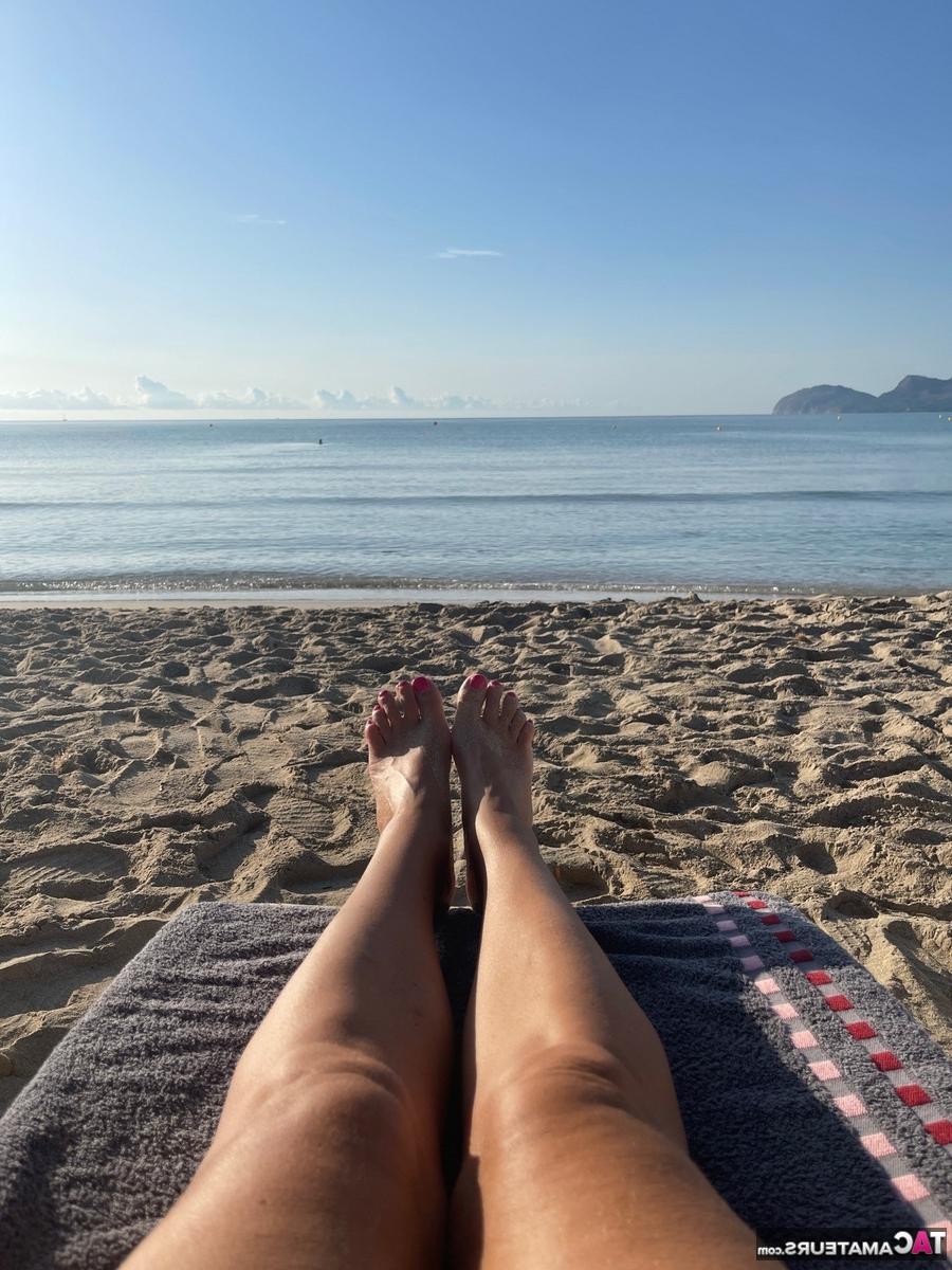 16P La rubia amateur Sweet Susi muestra sus bonitos pies en la playa y en casa