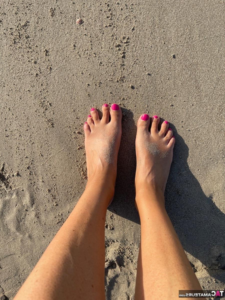 16P La rubia amateur Sweet Susi muestra sus bonitos pies en la playa y en casa
