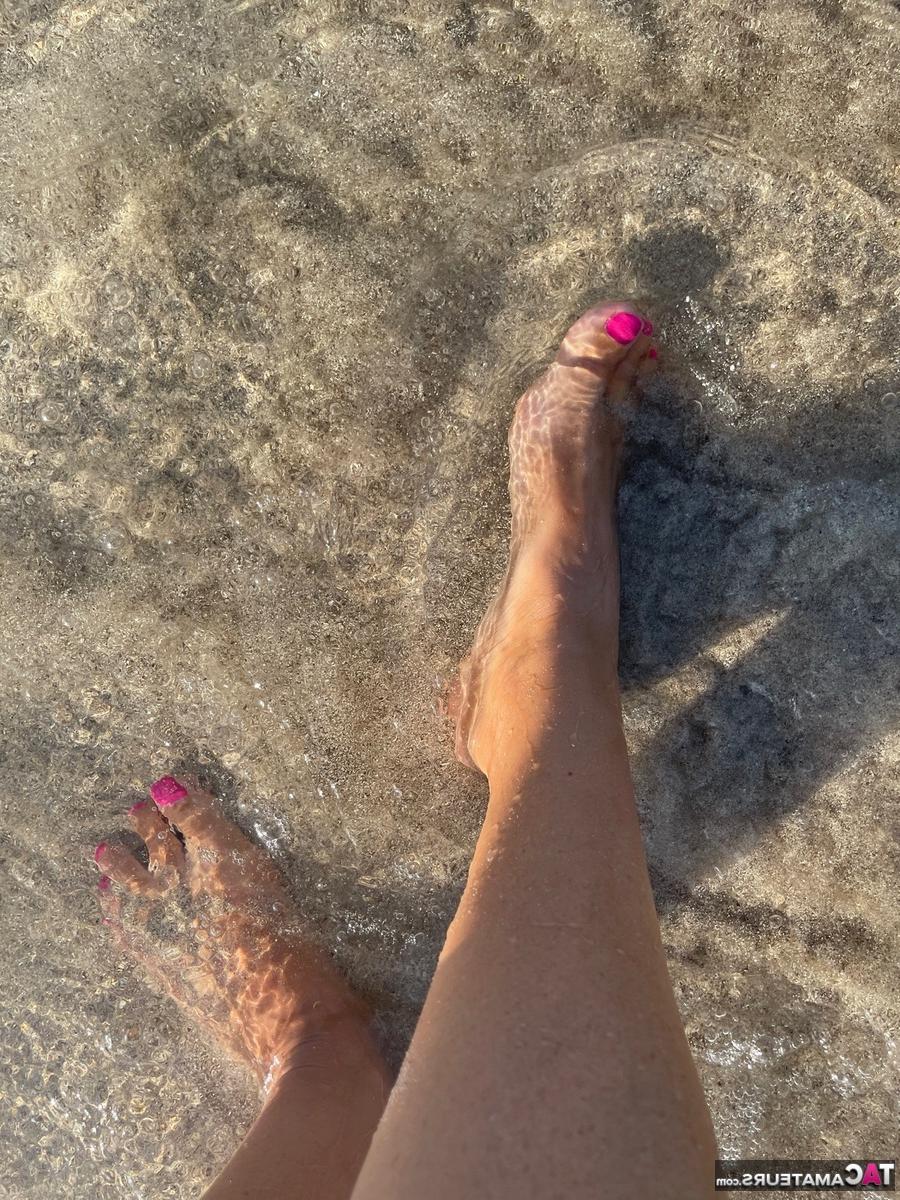 16P La rubia amateur Sweet Susi muestra sus bonitos pies en la playa y en casa